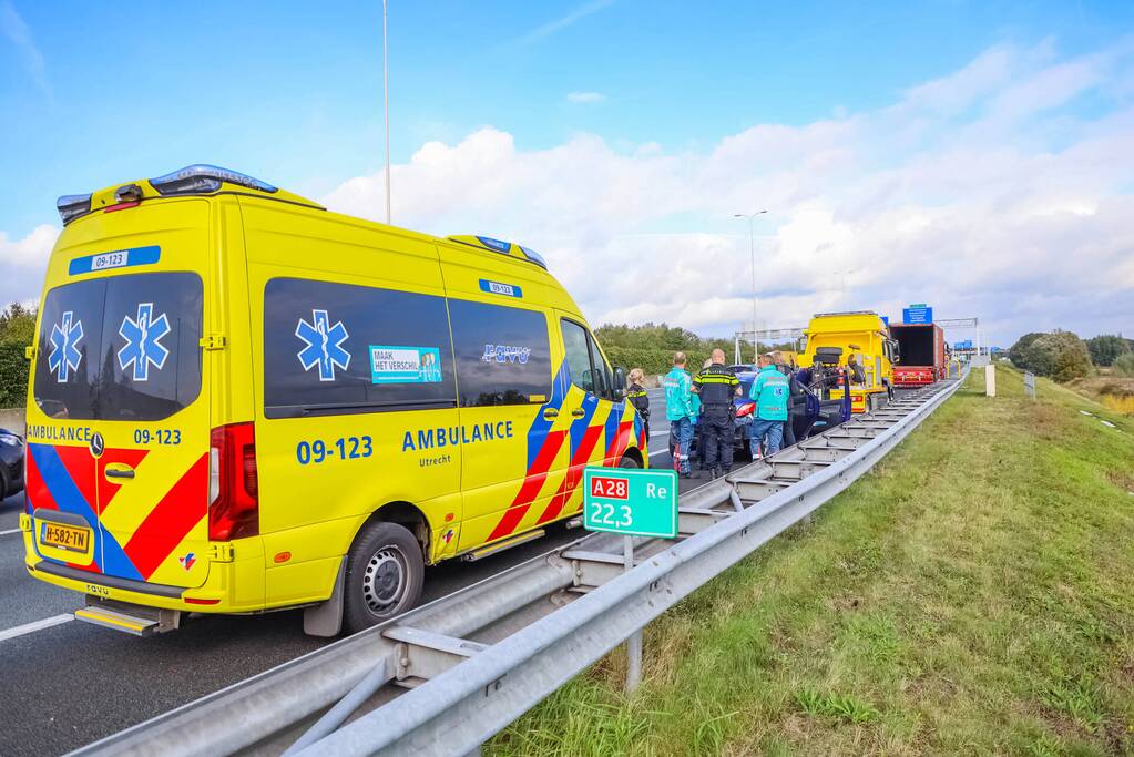Vrachtwagenchauffeur botst met vrachtwagen achterop personenauto