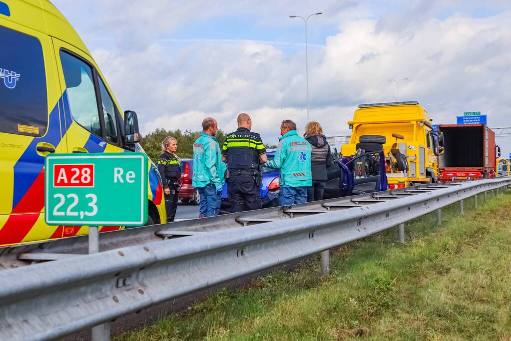 Vrachtwagenchauffeur botst met vrachtwagen achterop personenauto