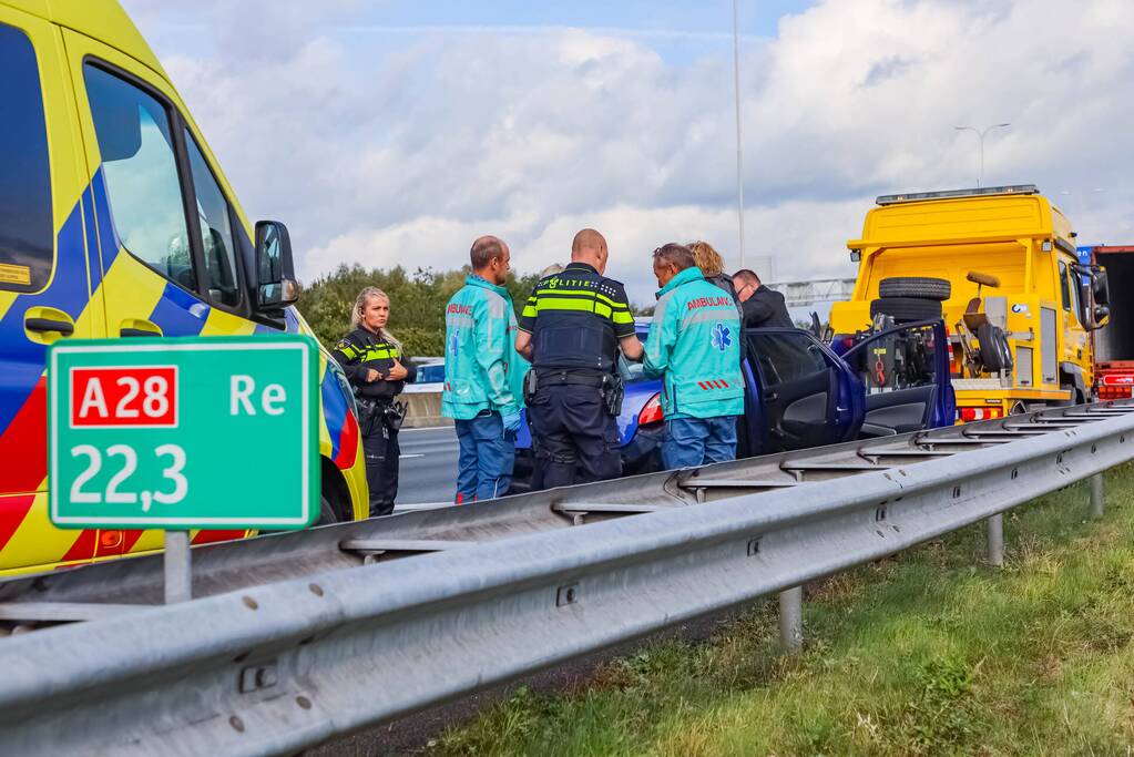 Vrachtwagenchauffeur botst met vrachtwagen achterop personenauto