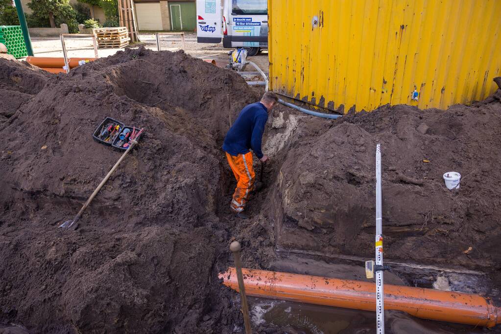 Waterleiding geraakt bij graafwerkzaamheden