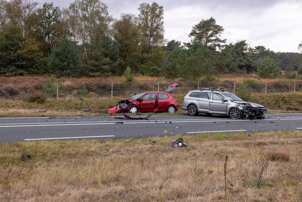 Provincialeweg afgesloten na flink verkeersongeval