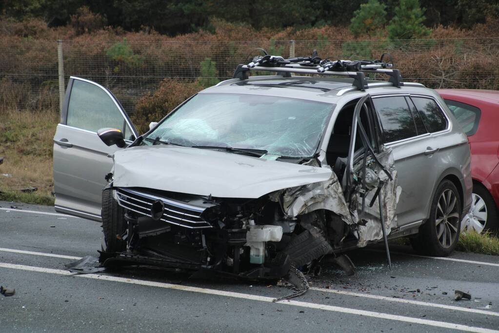 Provincialeweg afgesloten na flink verkeersongeval