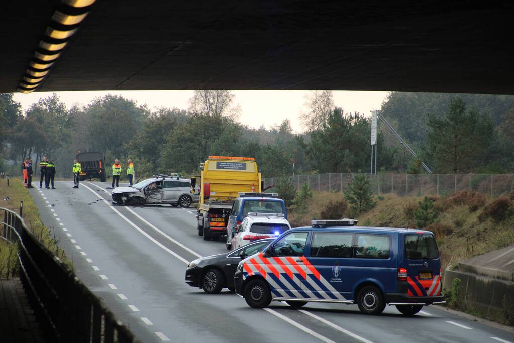 Provincialeweg afgesloten na flink verkeersongeval