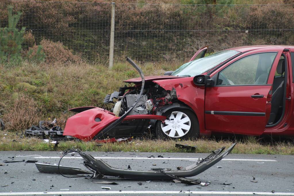 Provincialeweg afgesloten na flink verkeersongeval