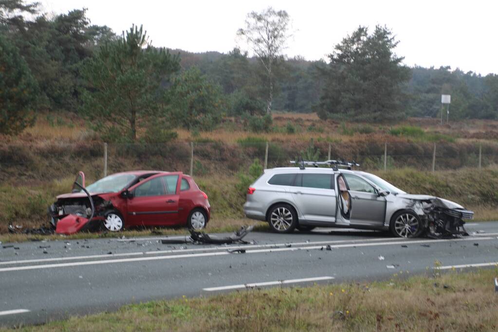 Provincialeweg afgesloten na flink verkeersongeval