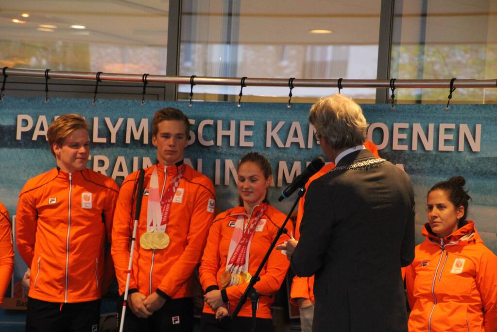 Paralympisch zwemteam gehuldigd