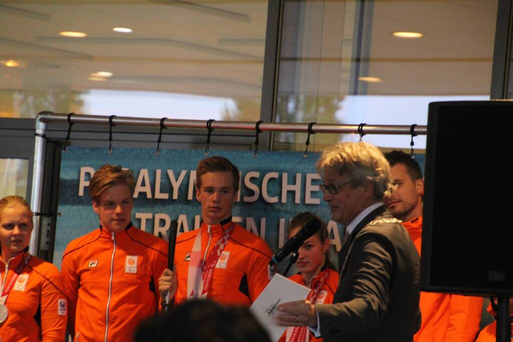Paralympisch zwemteam gehuldigd