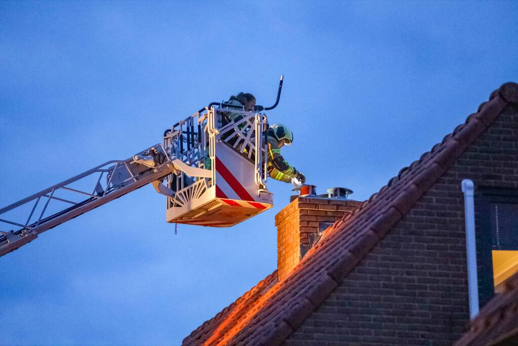 Brandweer blust schoorsteenbrand