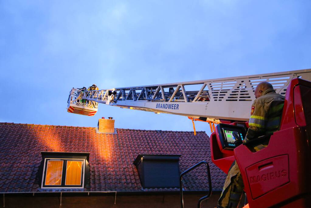 Brandweer blust schoorsteenbrand