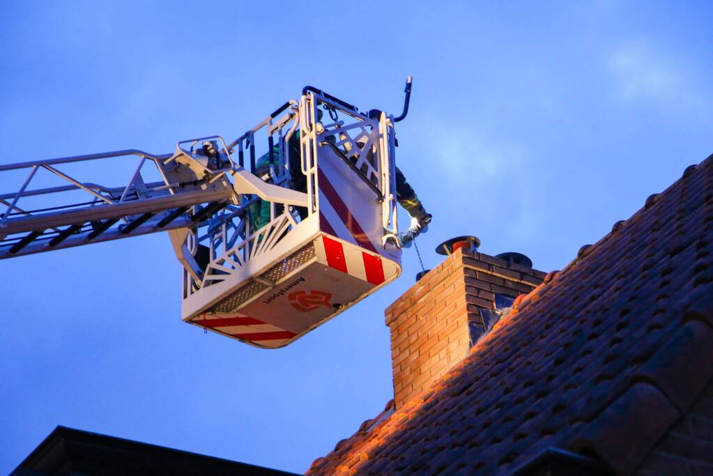 Brandweer blust schoorsteenbrand