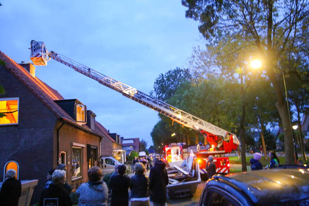 Brandweer blust schoorsteenbrand
