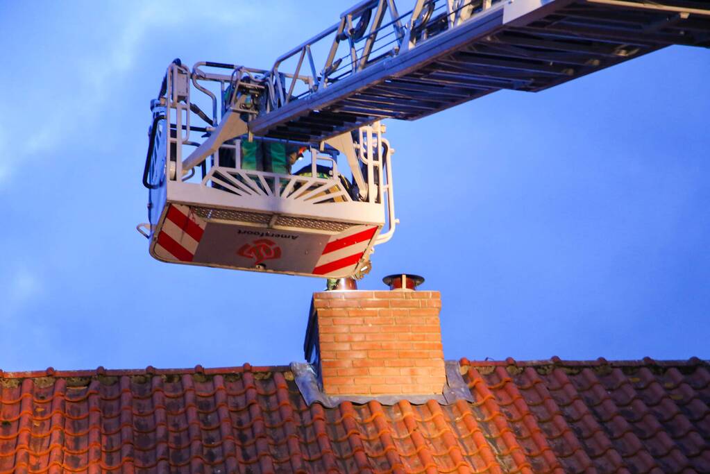 Brandweer blust schoorsteenbrand