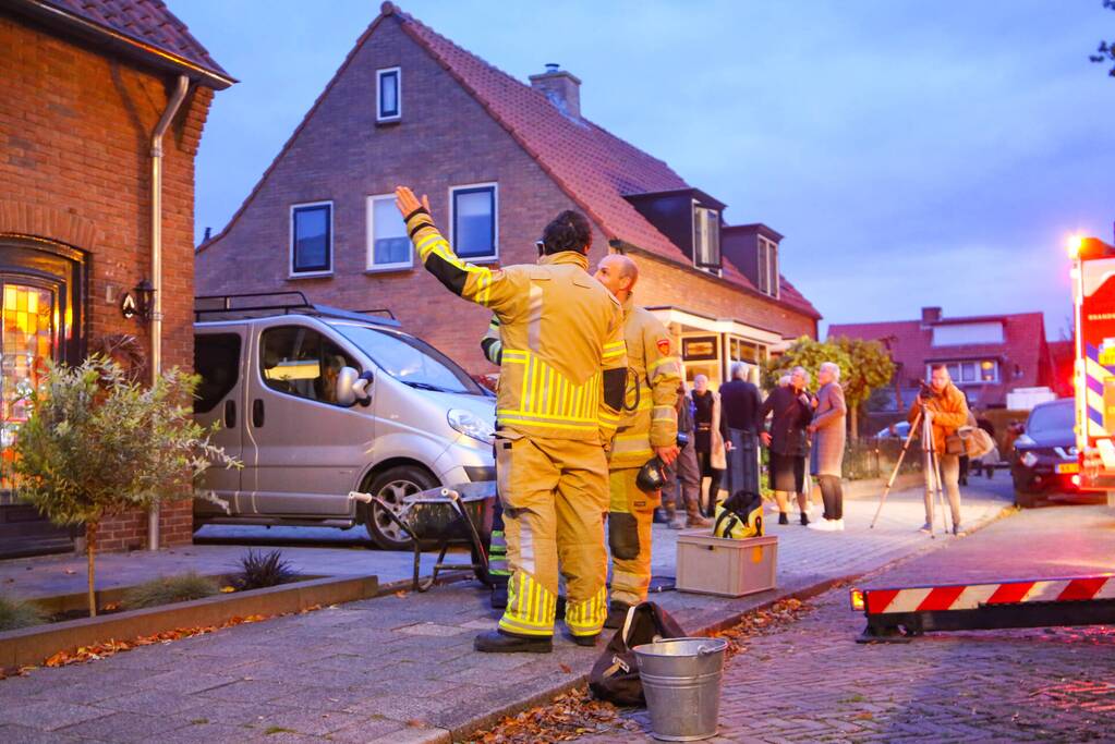Brandweer blust schoorsteenbrand