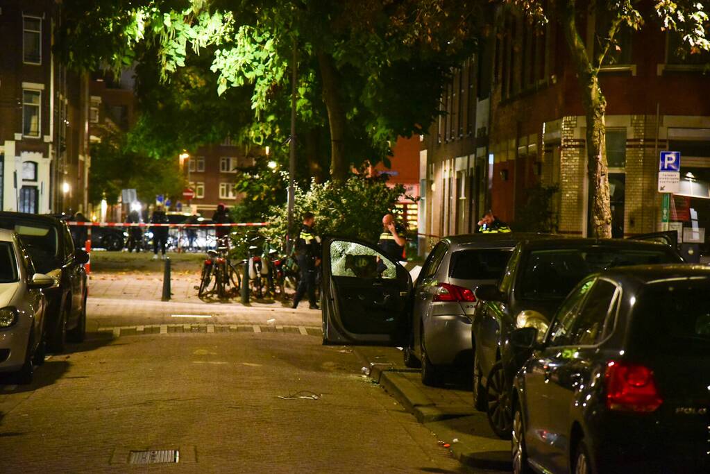 Man in auto neergeschoten