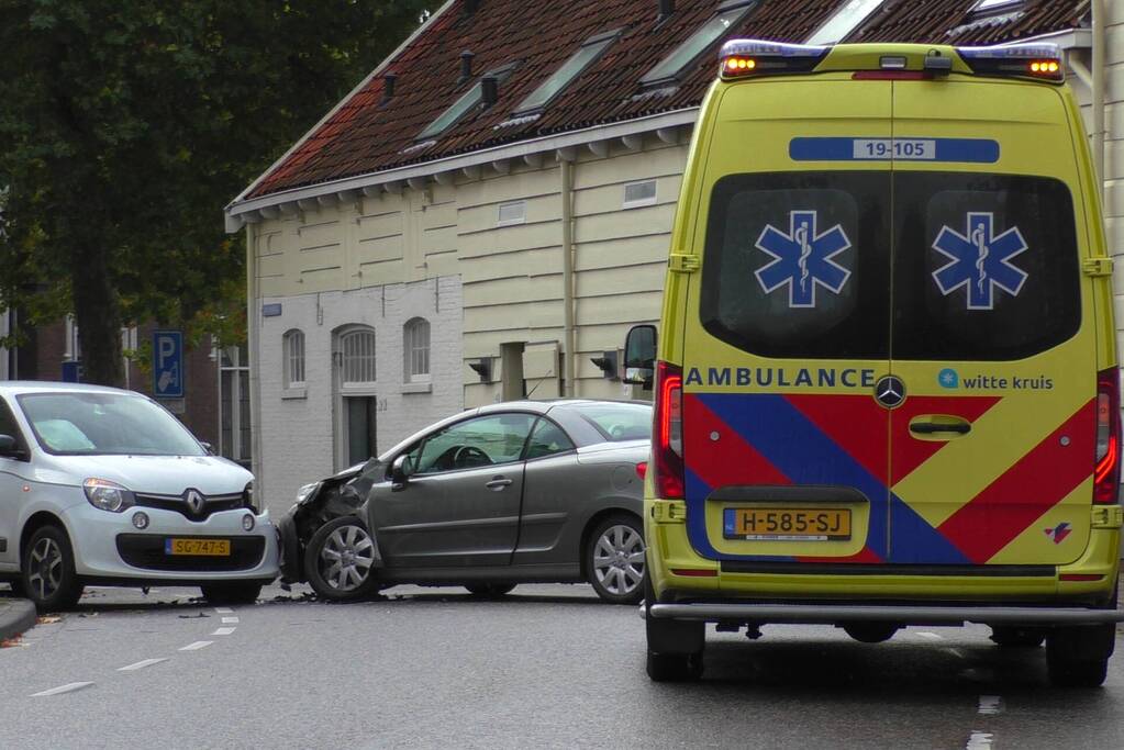 Flinke schade bij botsing op kruising