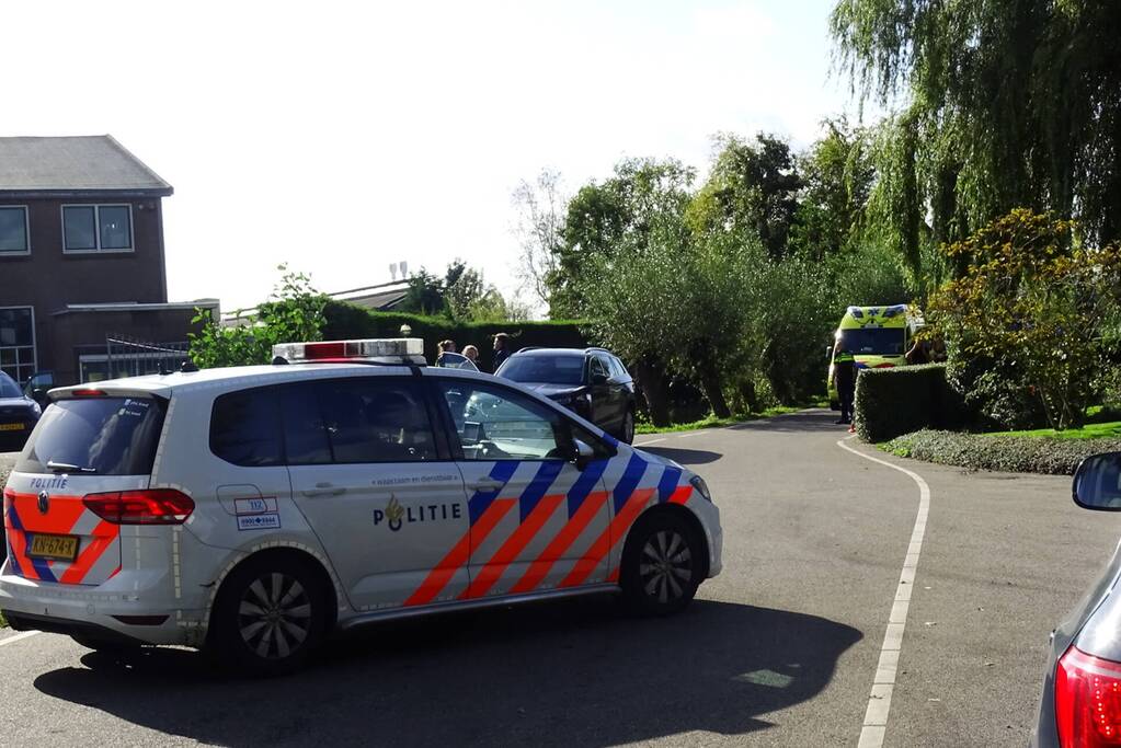 Scooter en auto botsen met elkaar