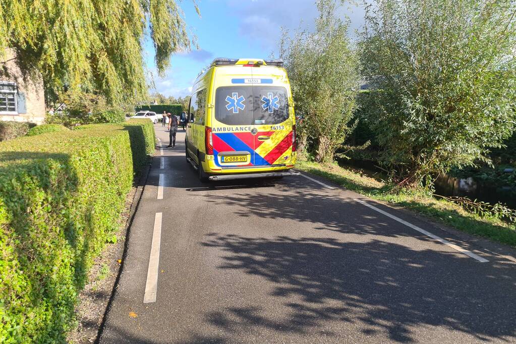 Scooter en auto botsen met elkaar