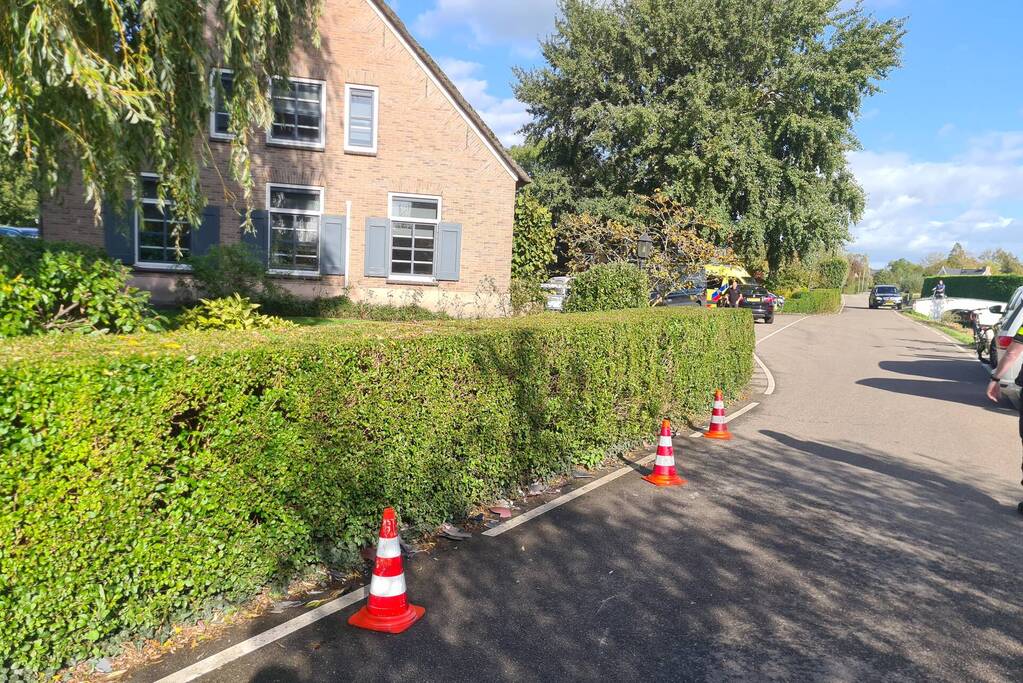 Scooter en auto botsen met elkaar