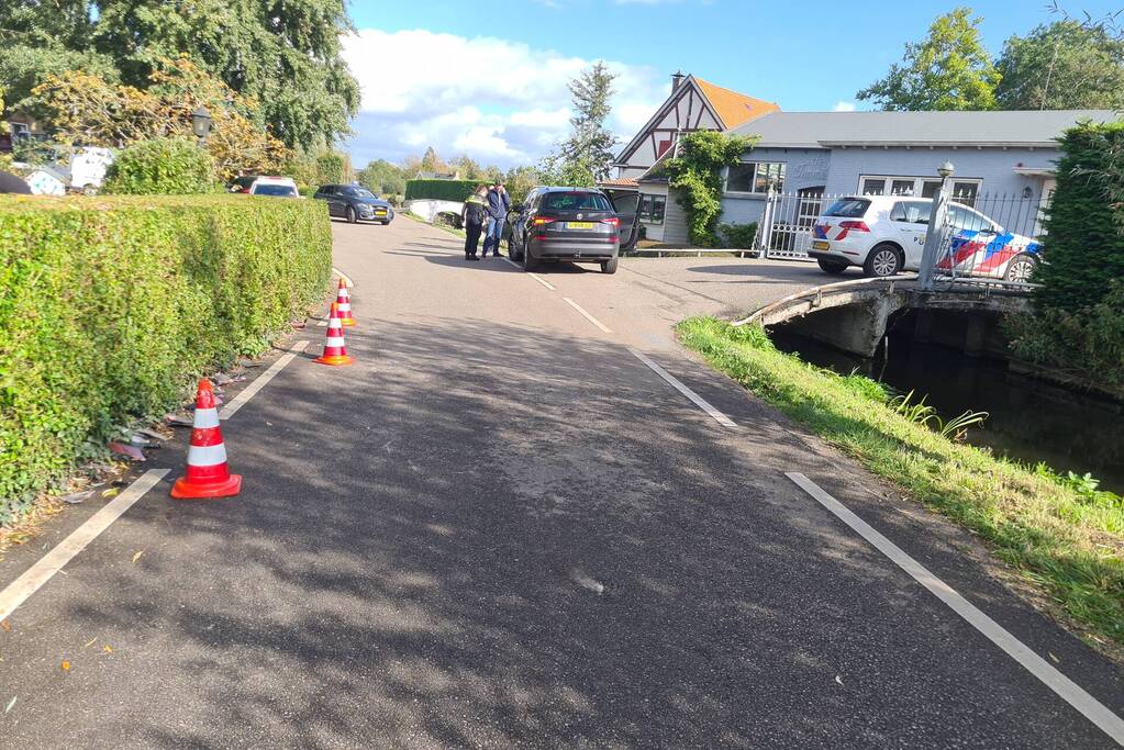 Scooter en auto botsen met elkaar