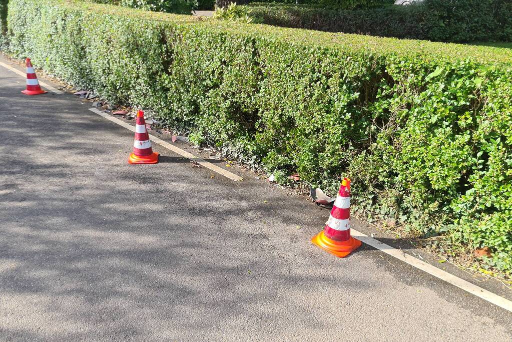 Scooter en auto botsen met elkaar