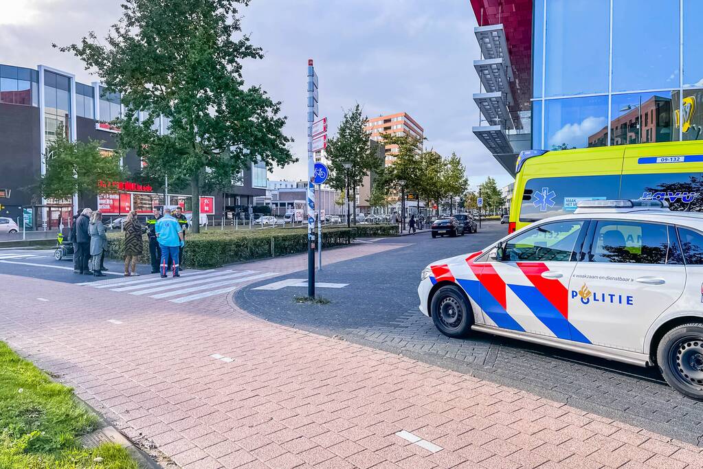 Persoon op scootmobiel moet naar het ziekenhuis na botsing met auto