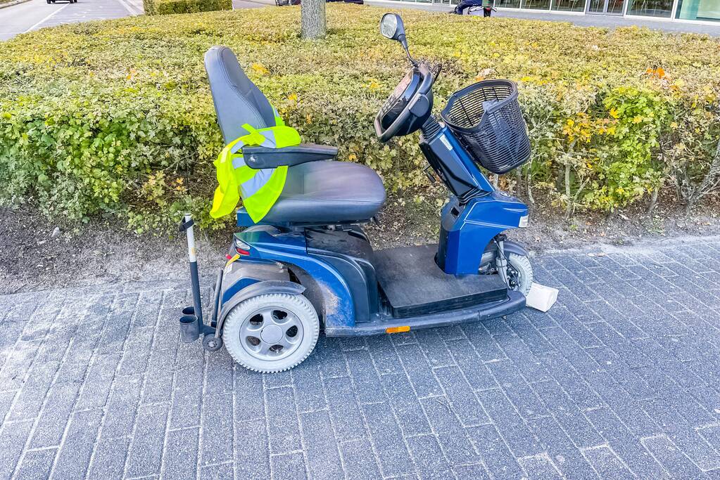 Persoon op scootmobiel moet naar het ziekenhuis na botsing met auto