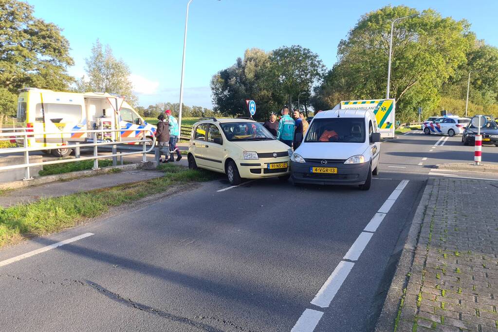 Botsing tussen bestelbus en personenwagen