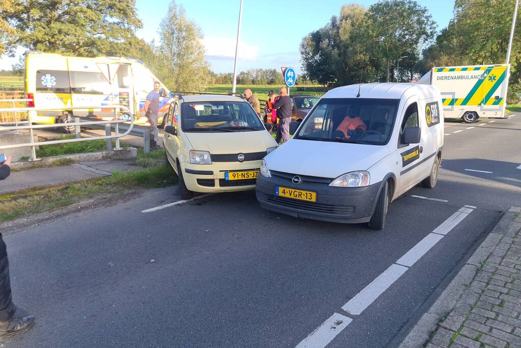 Botsing tussen bestelbus en personenwagen