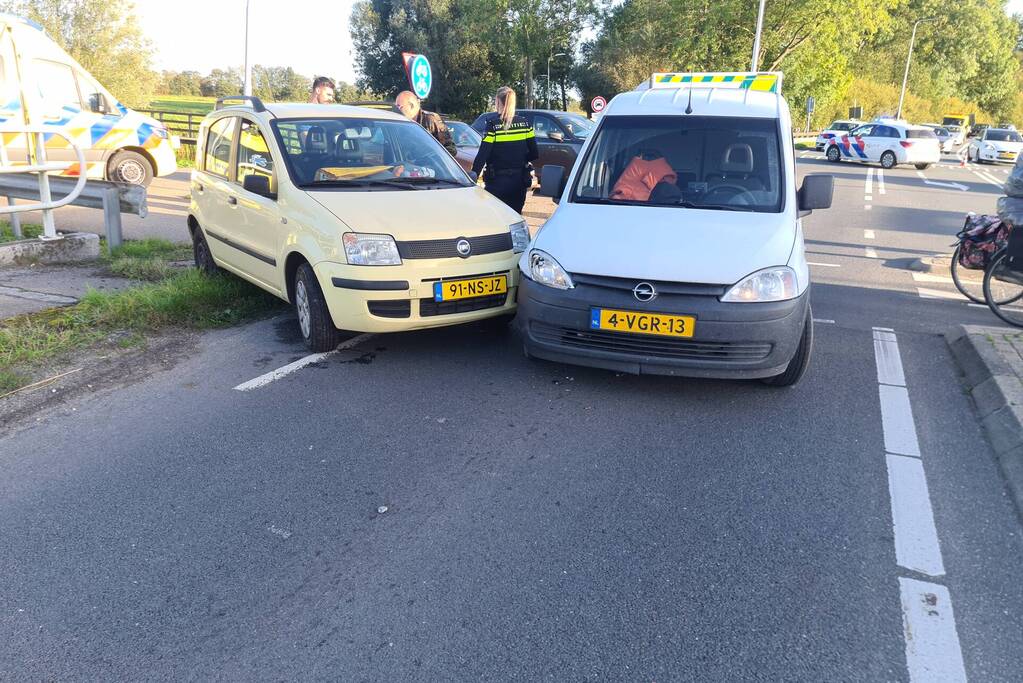 Botsing tussen bestelbus en personenwagen