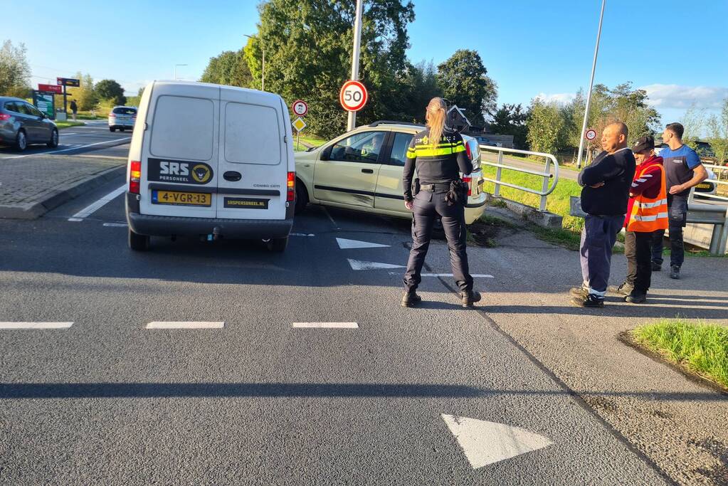 Botsing tussen bestelbus en personenwagen