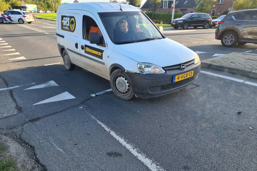 Botsing tussen bestelbus en personenwagen