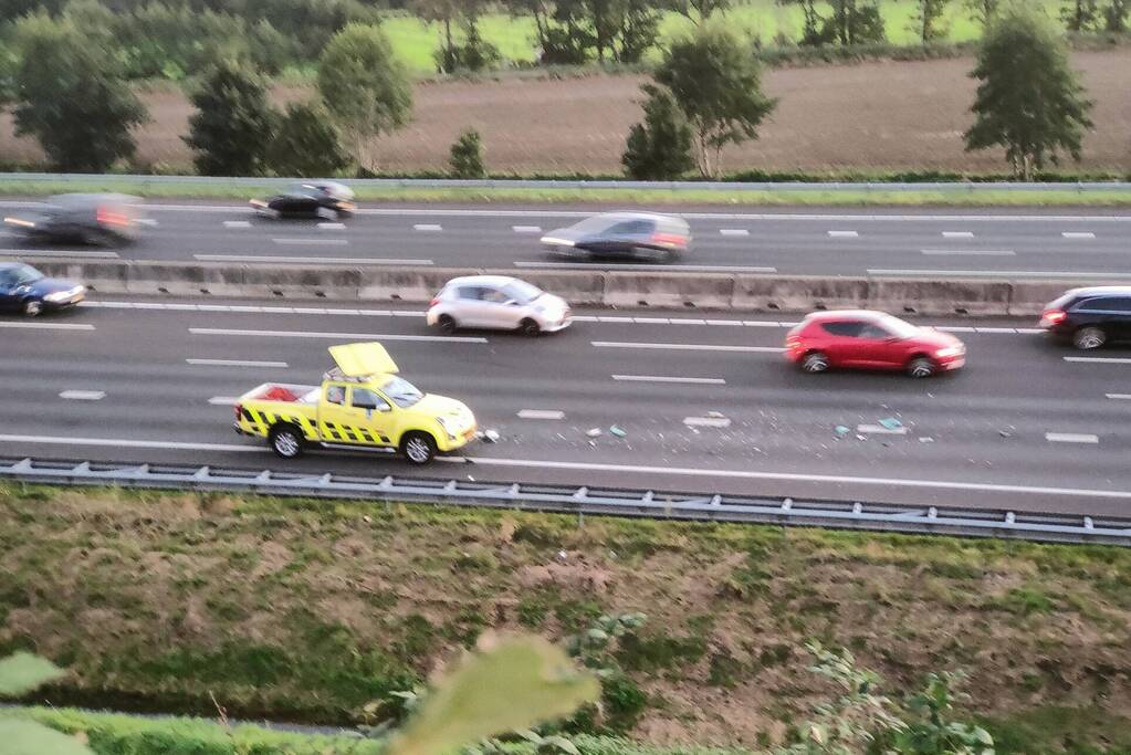 Auto van Rijkswaterstaat aangereden door vrachtwagen