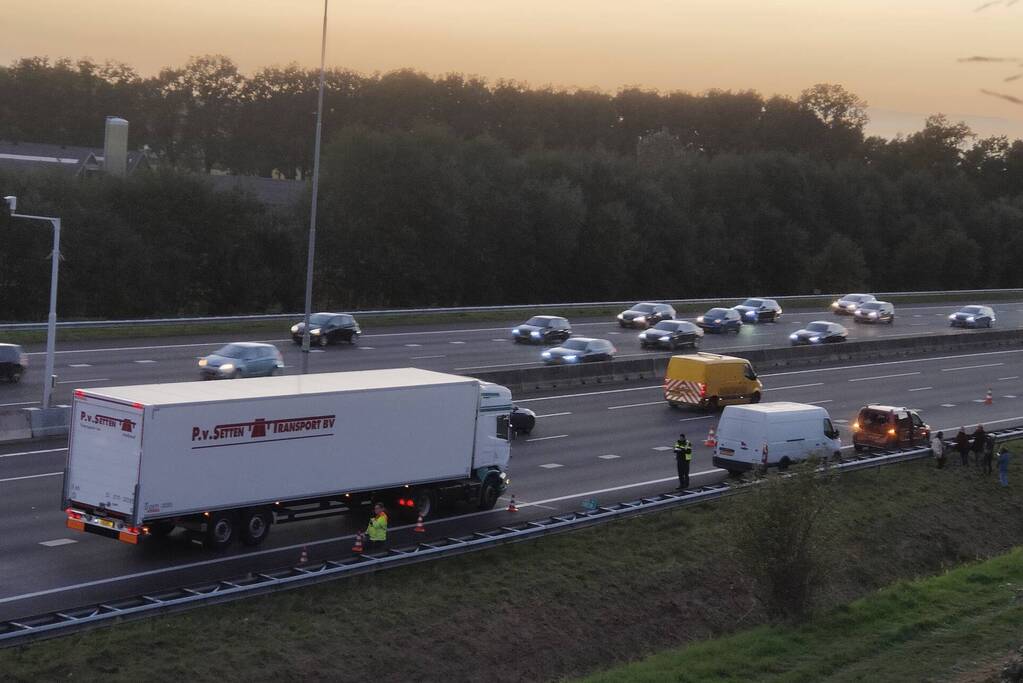 Auto van Rijkswaterstaat aangereden door vrachtwagen