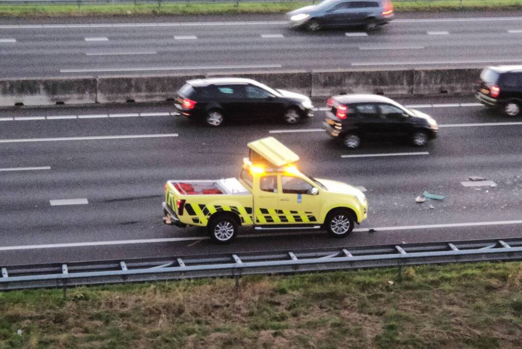 Auto van Rijkswaterstaat aangereden door vrachtwagen