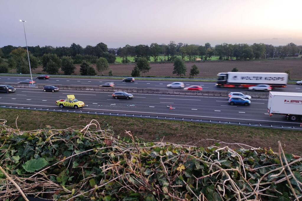 Auto van Rijkswaterstaat aangereden door vrachtwagen