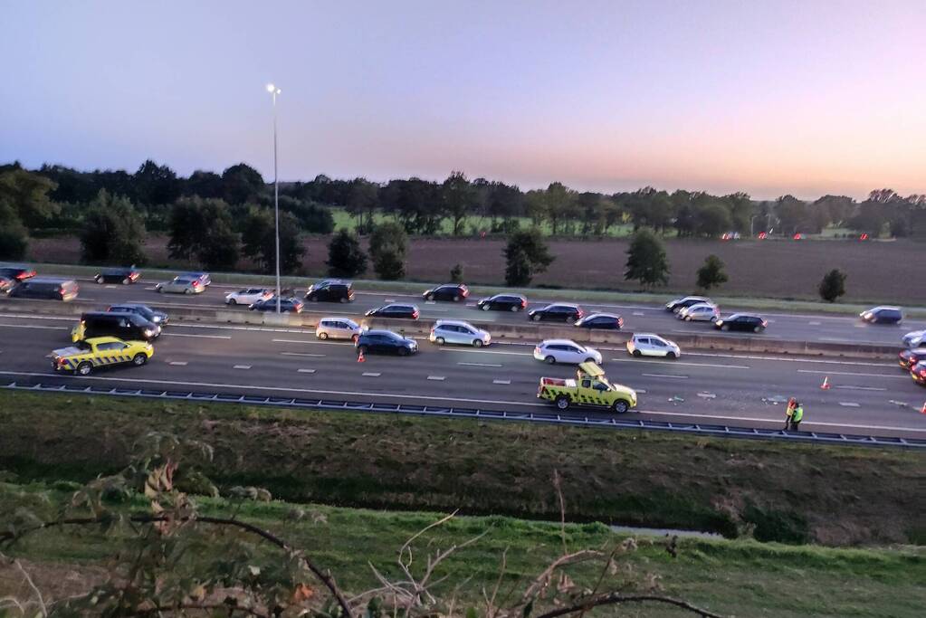 Auto van Rijkswaterstaat aangereden door vrachtwagen