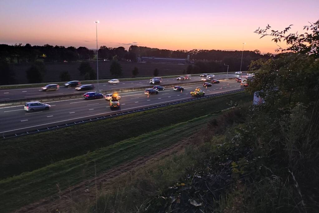 Auto van Rijkswaterstaat aangereden door vrachtwagen