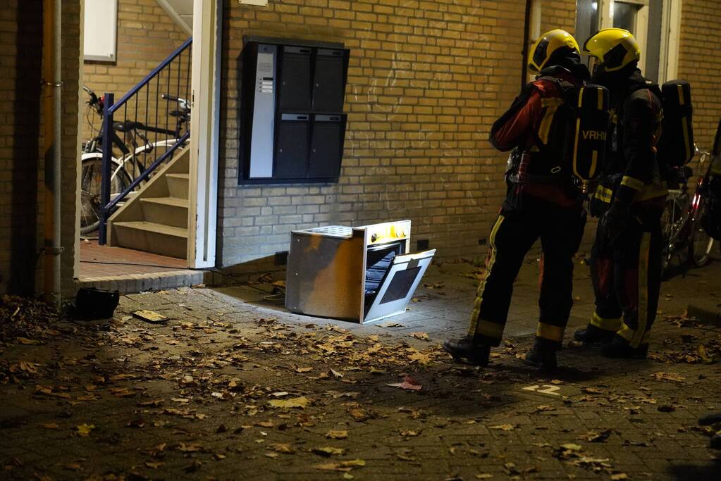 Magnetron door bewoner uit raam gegooid