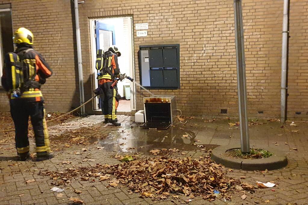 Magnetron door bewoner uit raam gegooid