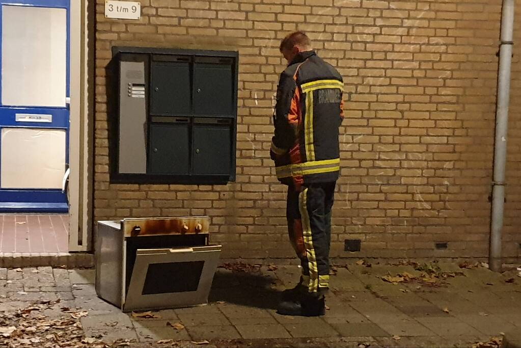 Magnetron door bewoner uit raam gegooid