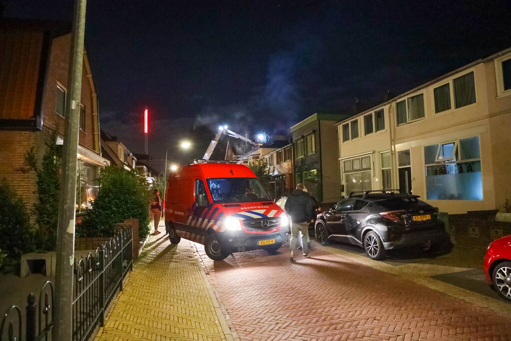 Rook vanaf dak woning blijkt openhaard te zijn
