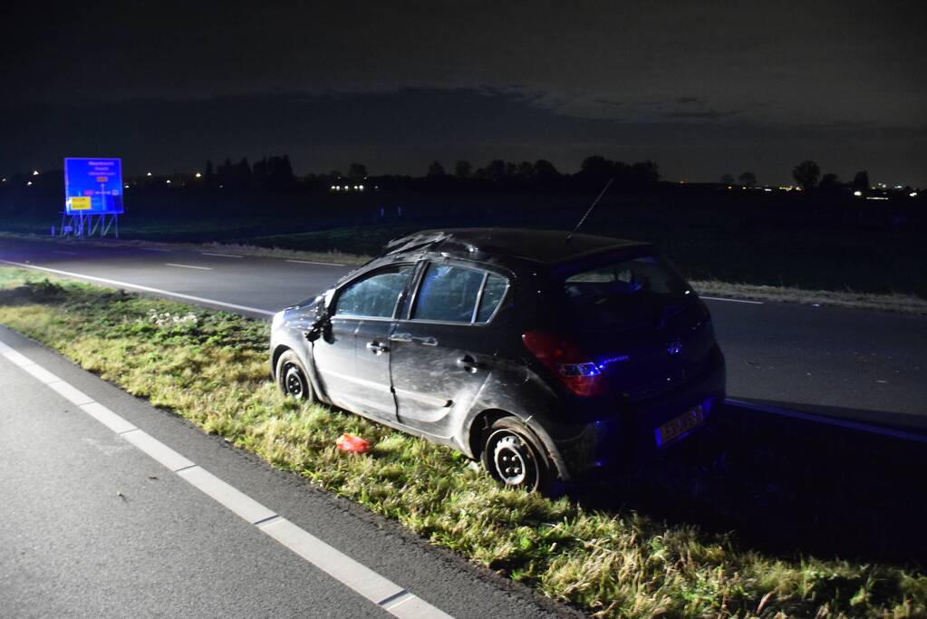 Personenauto slaat over de kop en raakt total-loss