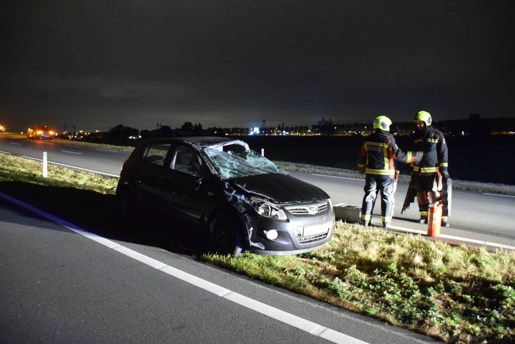 Personenauto slaat over de kop en raakt total-loss