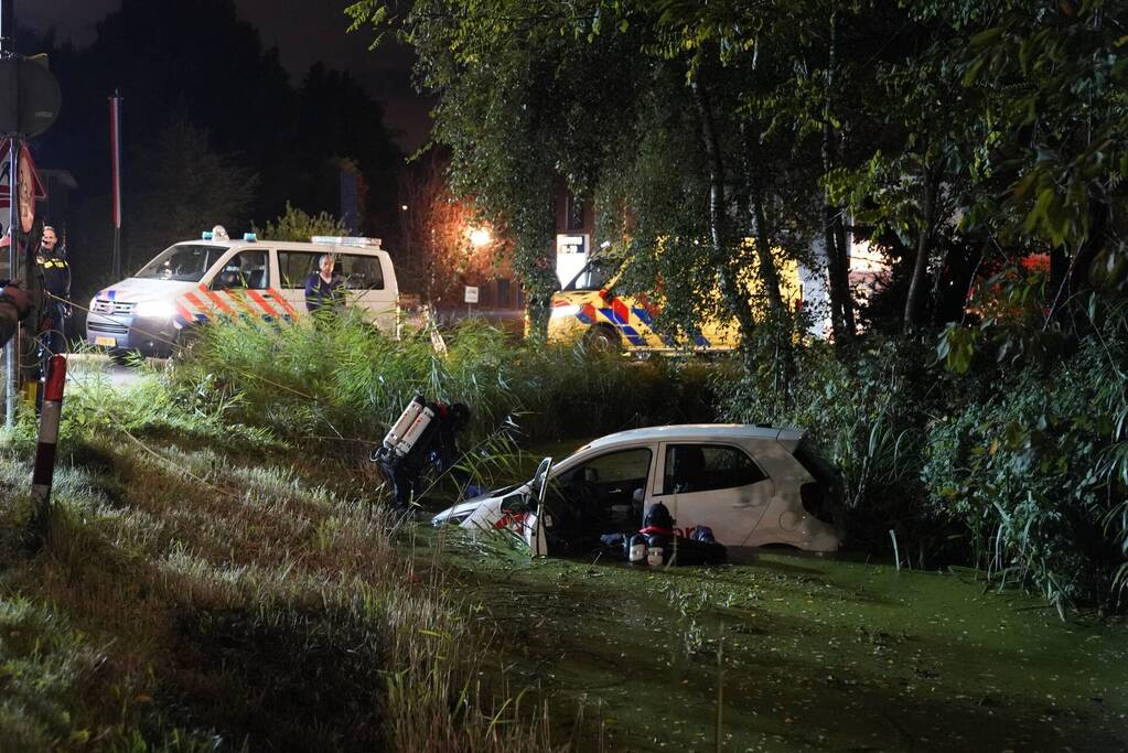 Personenauto belandt in sloot