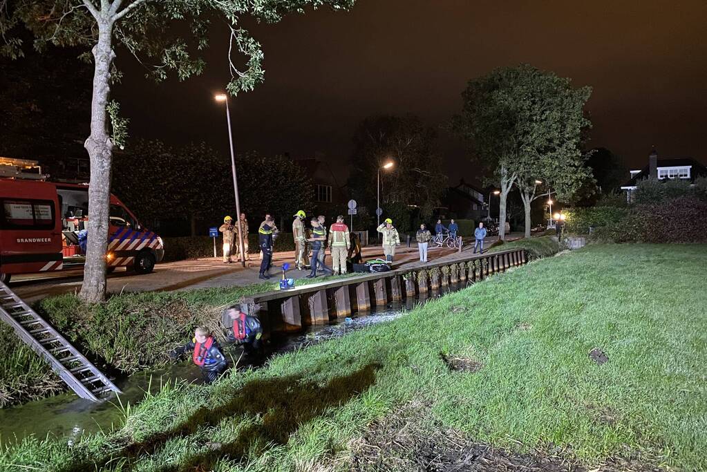 Brandweer verricht zoekactie in sloot