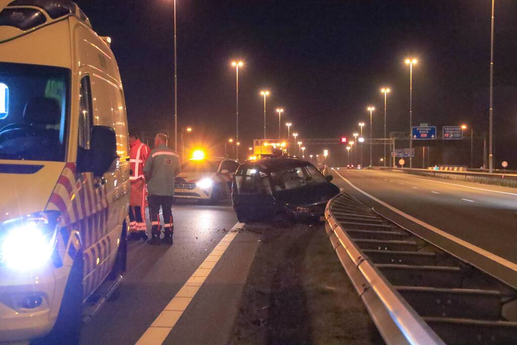 Bestuurder verliest macht over het stuur en botst tegen vangrail