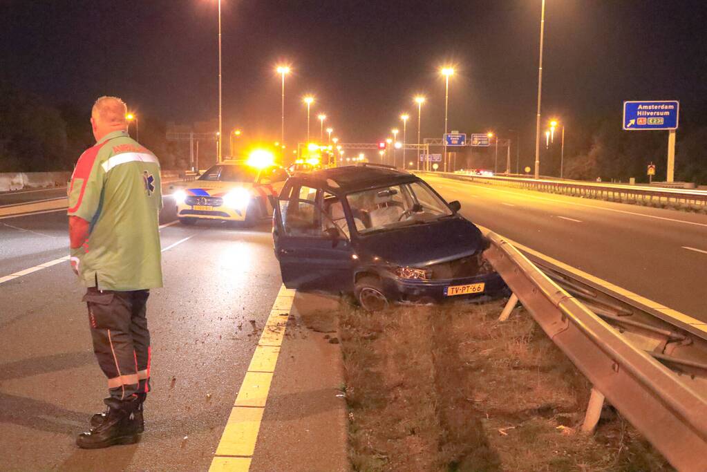 Bestuurder verliest macht over het stuur en botst tegen vangrail