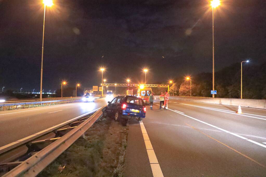 Bestuurder verliest macht over het stuur en botst tegen vangrail