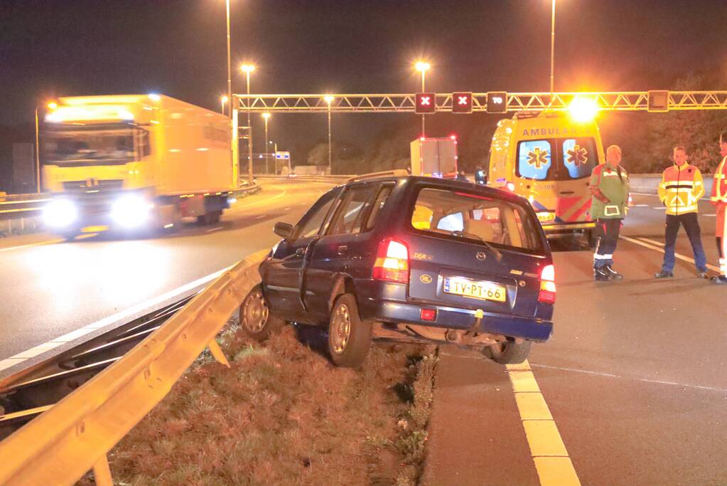 Bestuurder verliest macht over het stuur en botst tegen vangrail