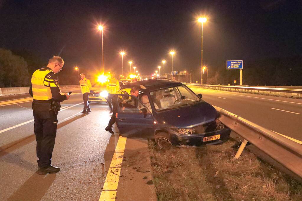Bestuurder verliest macht over het stuur en botst tegen vangrail